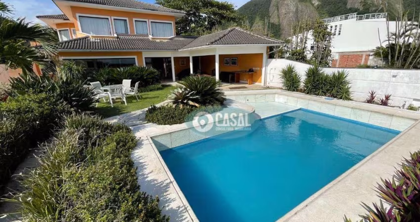 Casa em Frente a Praia de Itacoatiara com 07 Suítes, Elevador, Piscina e Quintal