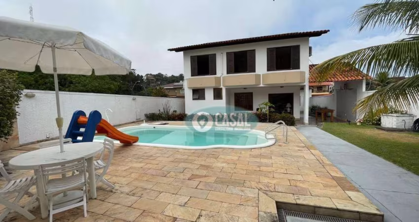 Casa em Camboinhas com 03 Quartos, Piscina, Churrasqueira e Ótimo Quintal.