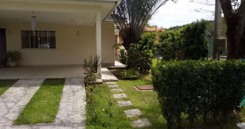 Casa Linear em Condomínio com 03 Quartos, Piscina e Churrasqueira!