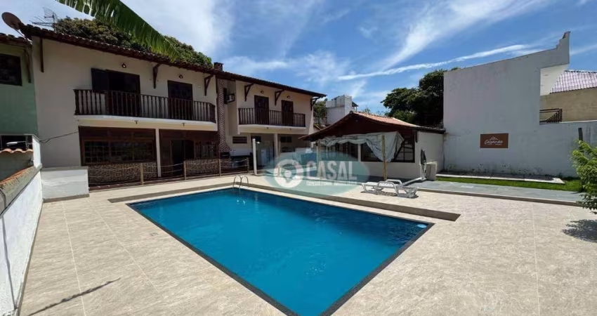 Casa com 03 Quartos, Piscina e Churrasqueira à Poucos Passos da Praia de Itaipu.