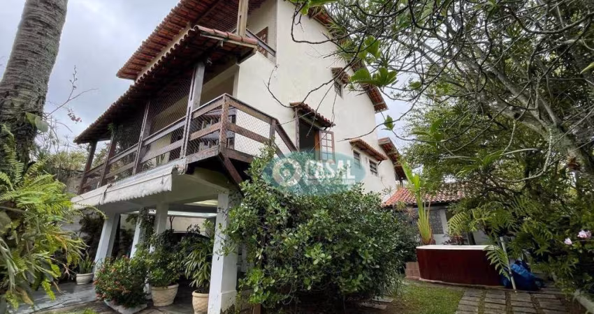 Casa na Quadra da Praia de Piratininga, com 04 Quartos, Churrasqueira, Quinta, Ofurô e Sauna.