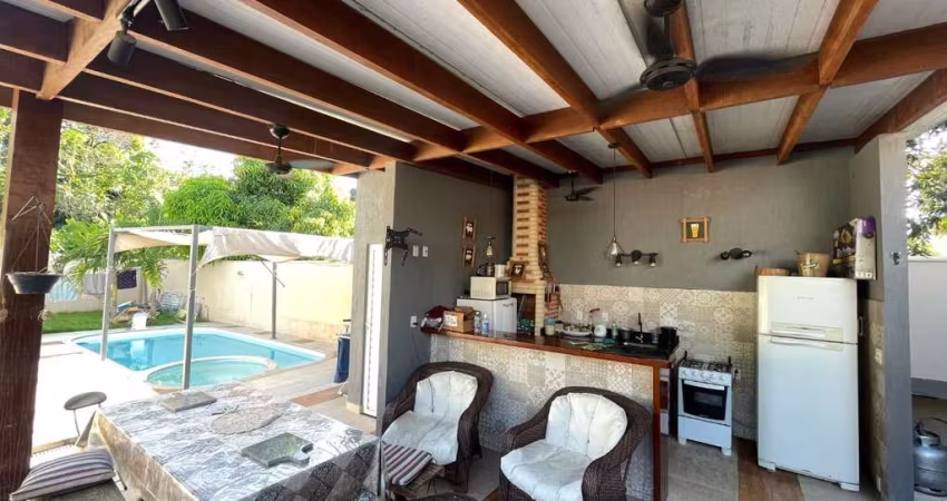 Casa com 04 Quartos à Venda em Itaipu com Piscina e Churrasqueira.