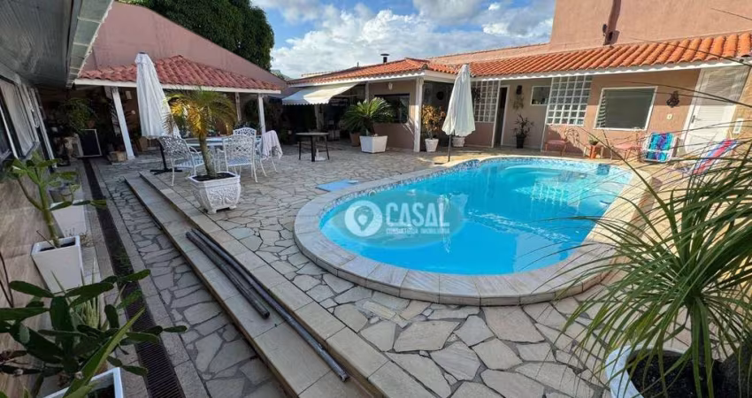 Casa em Condomínio com 05 Quartos, Piscina, Sauna e Churrasqueira em Itaipu!
