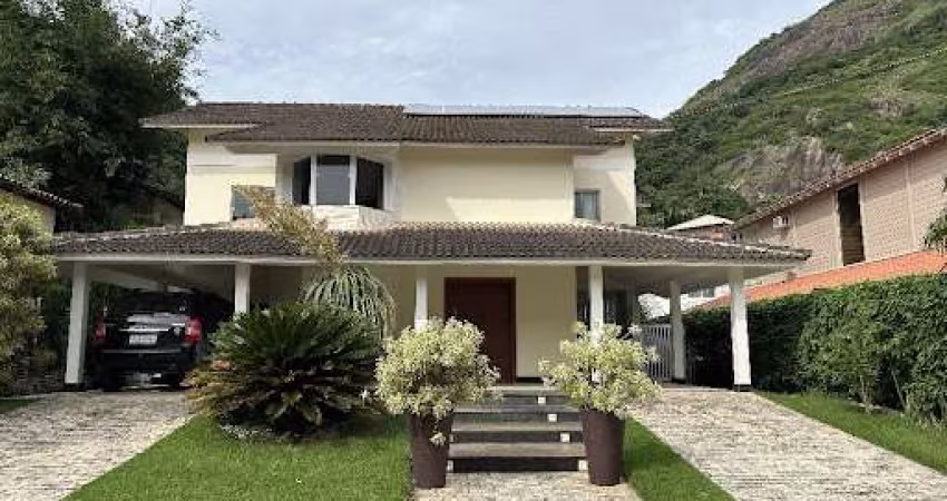 Casa em Condomínio com 04 Quartos em Itacoatiara - Niterói/RJ.