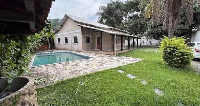 Casa Linear em Condomínio com 03 Quartos em Itaipu - Niterói/RJ