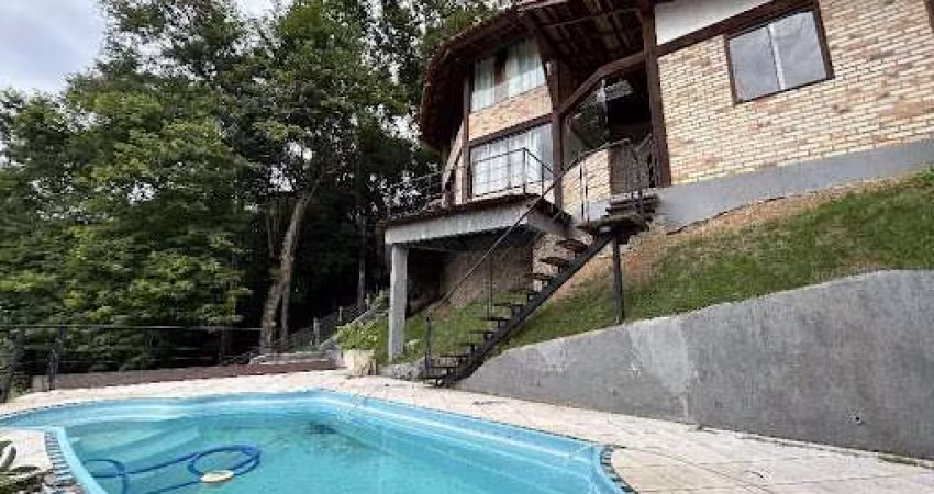 Casa em Condomínio com 04 Quartos, Piscina e Churrasqueira em Itaipu