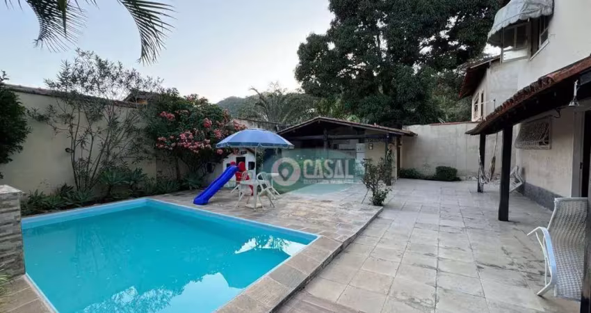Casa em Itaipu com 04 Quartos, Piscina e Churrasqueira!