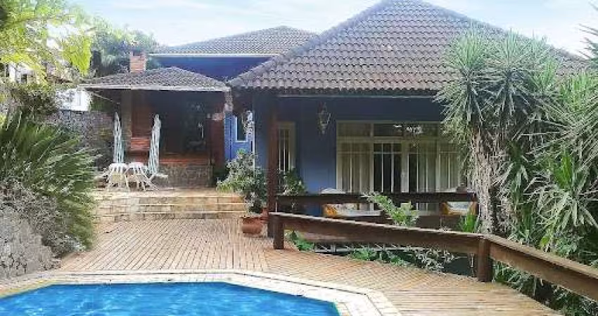 Casa em Condomínio com 03 Quartos, Piscina, Sauna e Churrasqueira