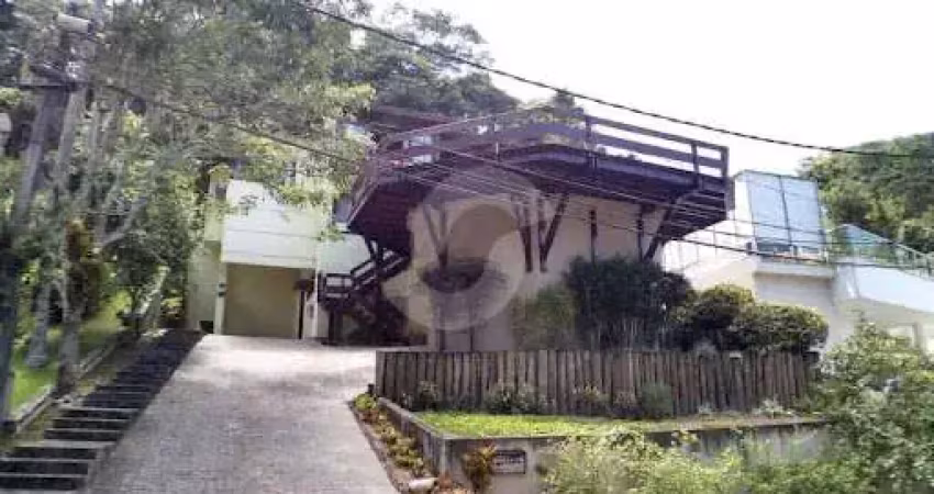 Casa em Condomínio com 03 Quartos à Venda em Itaipu - Niterói/RJ