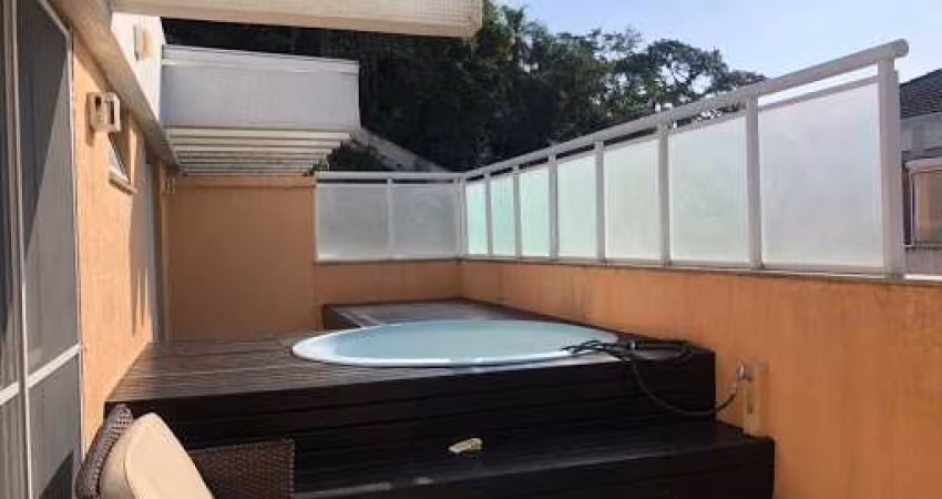 Cobertura com 03 Quartos a Poucos Metros da Praia de Itacoatiara.