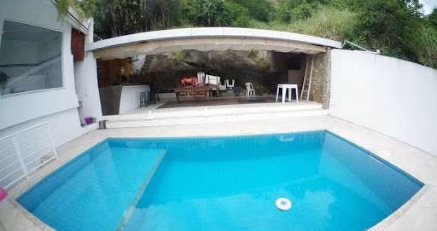 Casa em Condomínio com 04 Quartos com Piscina e Churrasqueira.