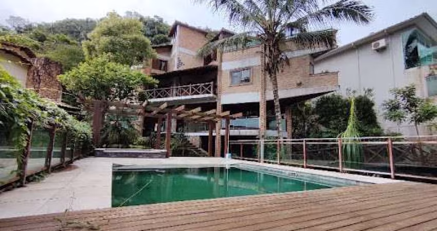 Casa em Condomínio com 04 Quartos em Itacoatiara
