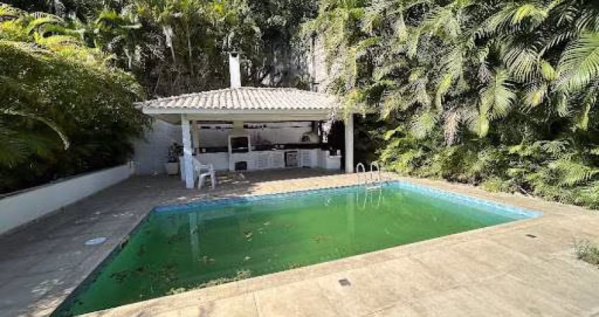 Casa em Condomínio com 04 Quartos, Piscina e Churrasqueira em Itaipu - Niterói/RJ.
