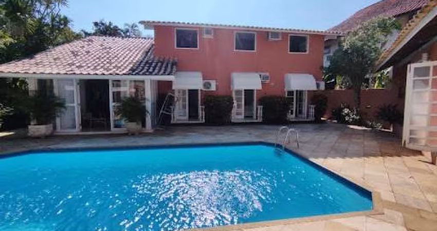 Casa em Condomínio com 04 Quartos, Piscina, Sauna e Churrasqueira em Itaipu