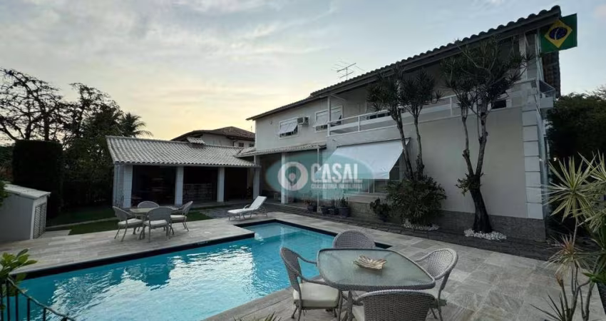 Casa em Condomínio com 06 Quartos, Piscina, Sauna, Churrasqueira e Quintalzão!