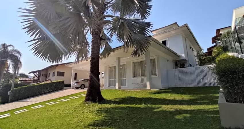 Casa com 05 Quartos à Venda em Itaipu - Niterói/RJ.