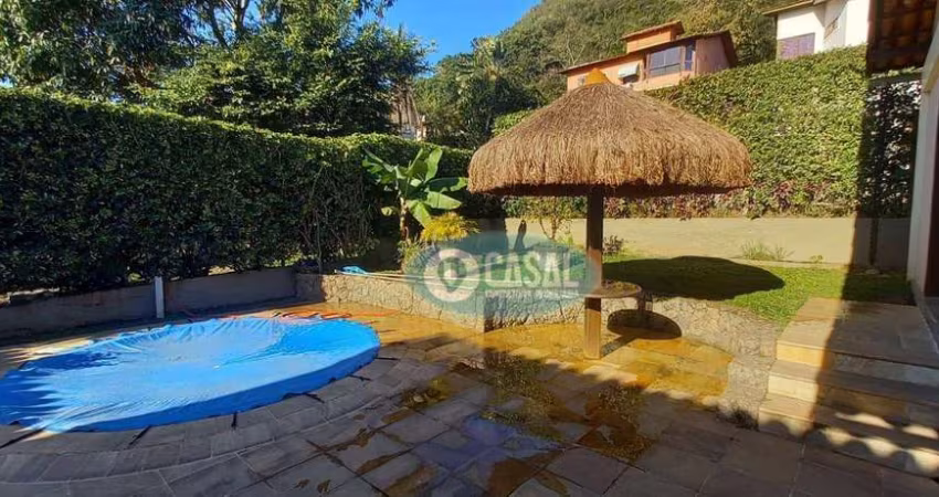 Casa em Condomínio com 04 Quartos, Piscina, Sauna e Churrasqueira.