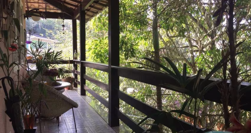 Casa em Condomínio com 04 Quartos em Pendotiba!!!