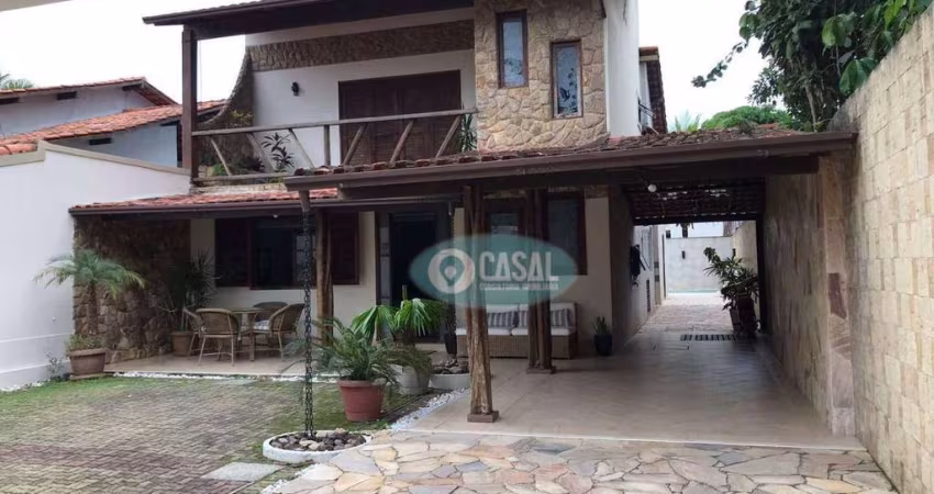 Casa em Camboinhas com 04 Quartos sendo 02 Suítes, Piscina e Churrasqueira.