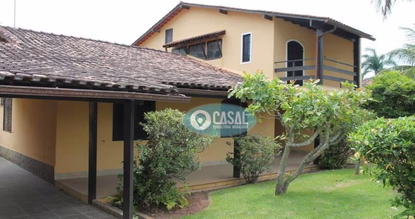 Casa com 04 Quartos, Piscina e Churrasqueira em Itaipu.