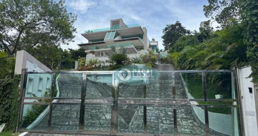 Casa em Condomínio com 05 Quartos, Piscina, Sauna, Churrasqueira e Linda Vista da Lagoa de Piratininga