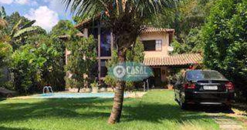 Casa em Condomínio com 03 Quartos sendo 02 Suítes, Piscina e Churrasqueira!