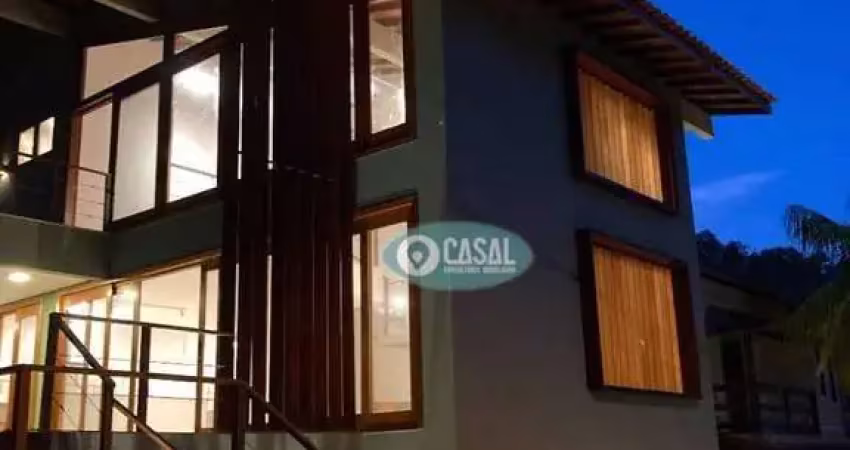 Casa em Condomínio com 03 Quartos, Piscina e Churrasqueira.