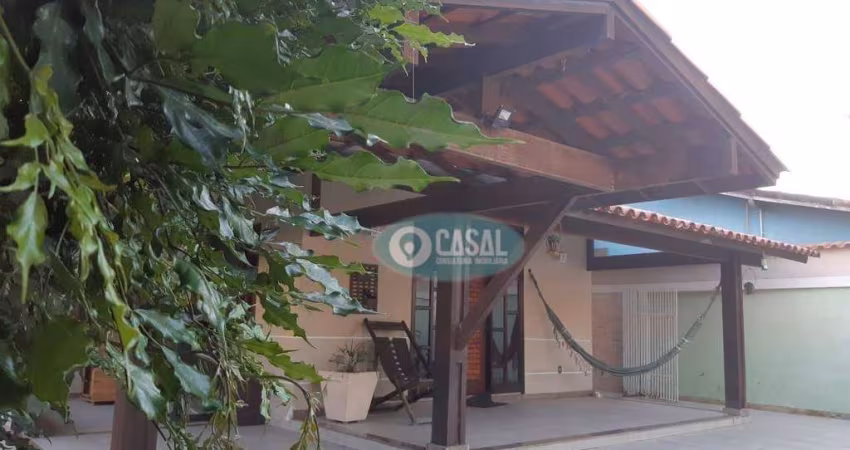 Casa Linear com 03 Quartos, Piscina e Churrasqueira