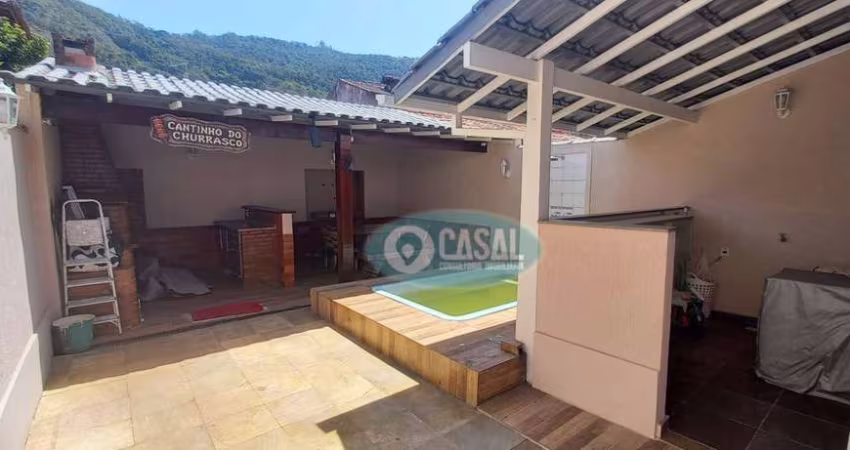 Casa em Itaipu com 03 Quartos, Pisciana e Churrasqueira.