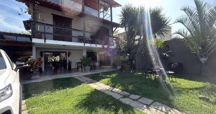 Casa em Condomínio com 04 Quartos com Piscina e Churrasqueira em Itaipu