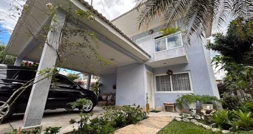 Casa em Condomínio com 05 Quartos, Piscina e Churrasqueira!