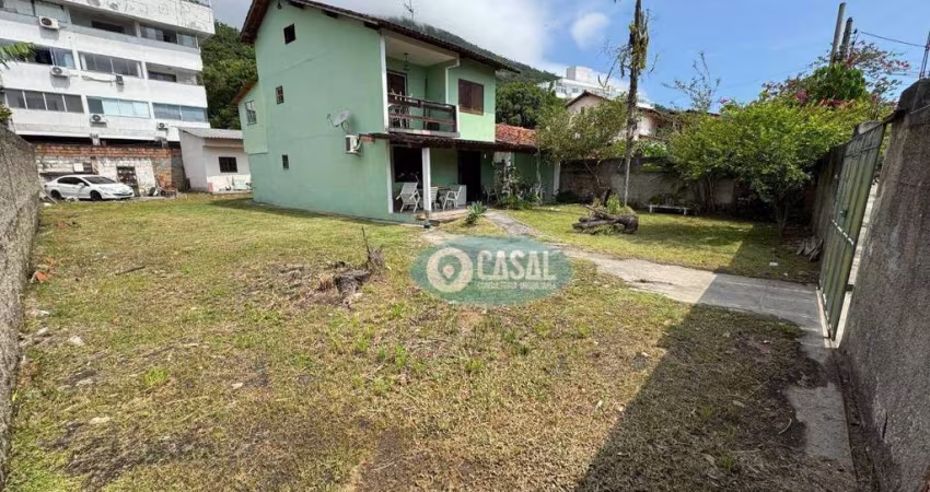 Casa com 03 Quartos à Venda em Terreno de 560 m², Próximo à Entrada da Praia de Itacoatiara!