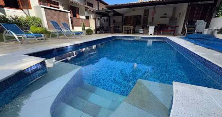 Casa em Condomínio com 04 Quartos, Piscina e Churrasqueira em Piratininga - Niterói/RJ.