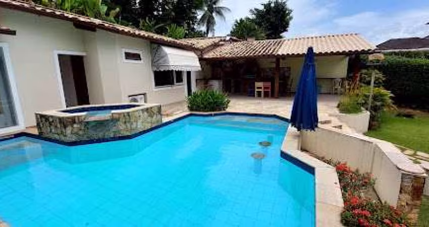 Casa Linear em Condomínio com 04 Quartos com Piscina e Churrasqueira em Itaipu