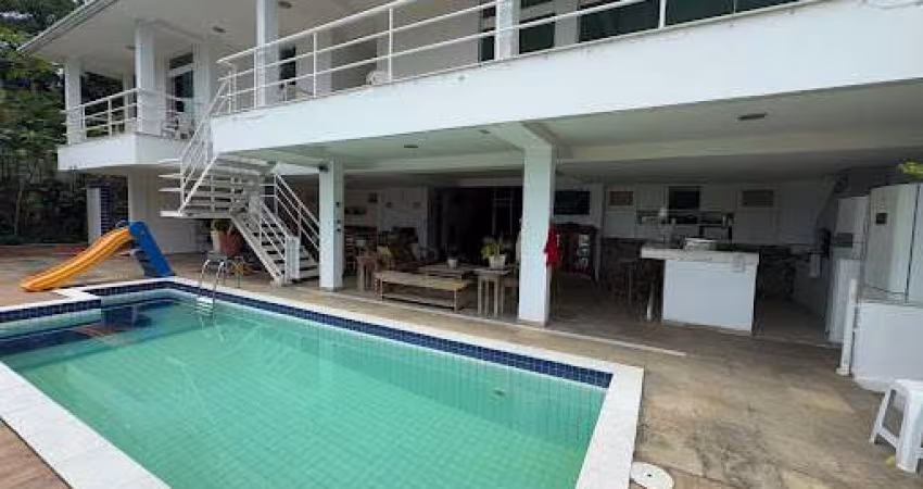 Casa em Condomínio com 04 Quartos, Piscina e Churrasqueira em Itaipu - Niterói/RJ.