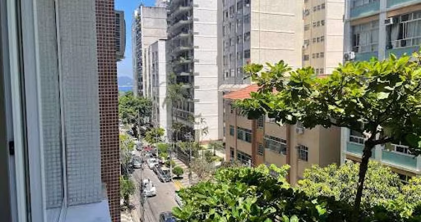 Apartamento à Venda com 03 Quartos na Quadra da Praia de Icaraí