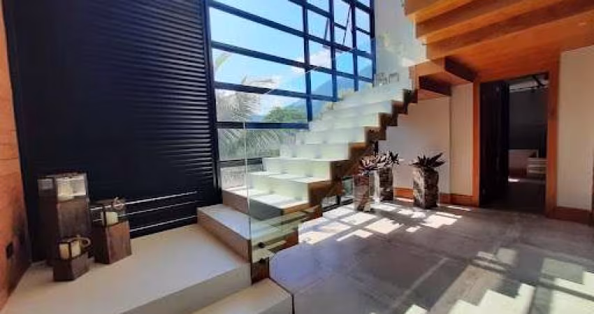 Casa com 04 Quartos de Frente Para a Praia de Itacoatiara - Niterói/RJ.