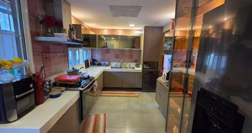 Casa em Condomínio com 03 Quartos, Piscina e Churrasqueira em Pendotiba - Niterói/RJ.