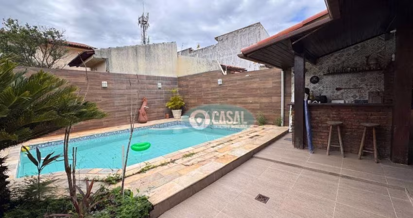 Casa com 04 Quartos, Piscina e Churrasqueira à Poucos Passos da Praia de Piratininga!