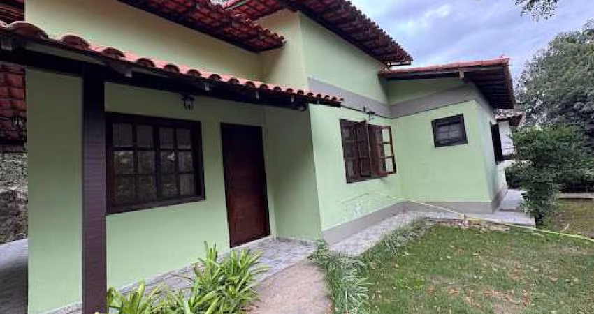Casa Linear em Condomínio com 03 Quartos em Itaipu!