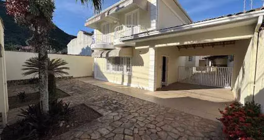 Casa com 03 Quartos em Piratininga com Piscina, Churrasqueira e Quintalzão!