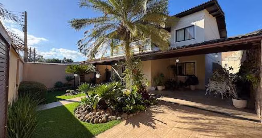 Casa em Condomínio com 05 Quartos, Piscina e Churrasqueira em Itaipu - Niterói/RJ.