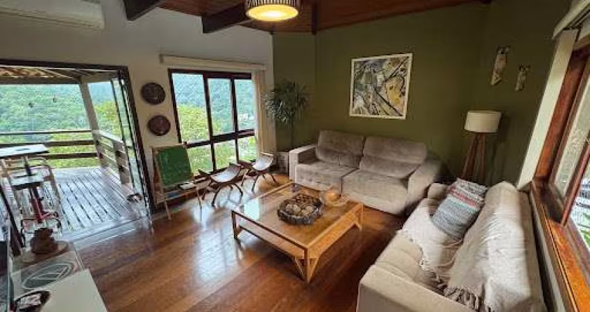 Casa em Condomínio com 03 Quartos e Vista Deslumbrante para as Montanhas!