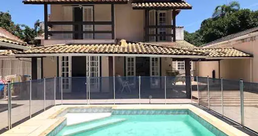 Casa mobiliada com 04 quartos com piscina em piratininga - niterói/rj.