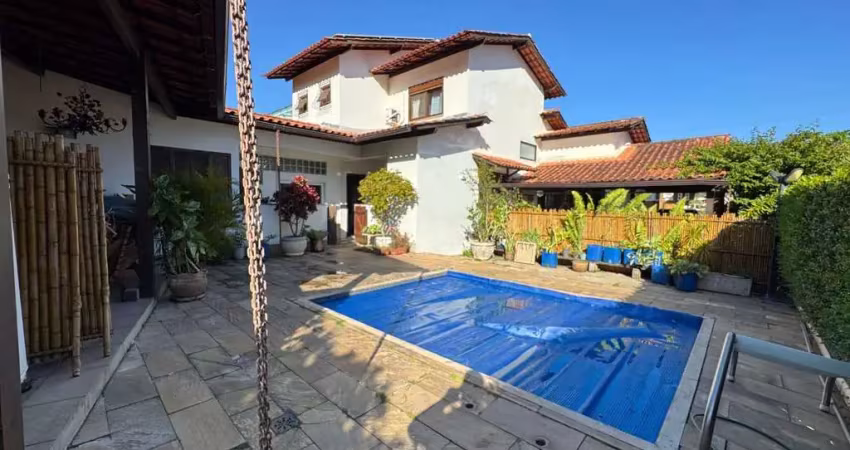 Casa em condomínio com 04 quartos, piscina e churrasqueira em piratininga!