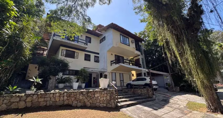 Casa em condomínio com 04 quartos, piscina, sauna e churrasqueira!