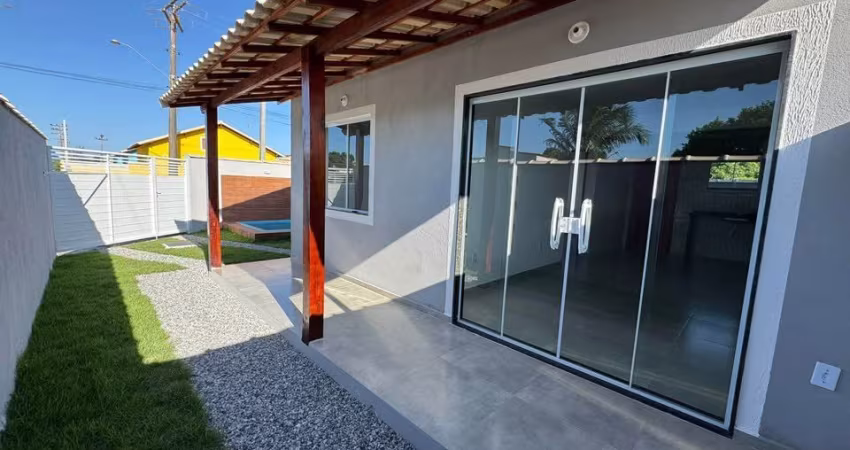 Linda casa dentro de condomínio com portaria 24h disponível para venda em Unamar - Cabo Frio.