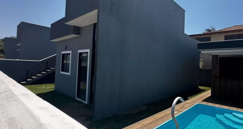 Casa dos sonhos com 3 quartos, há 50 metros do mar, no condomínio Florestinha em Unamar - Cabo Frio!
