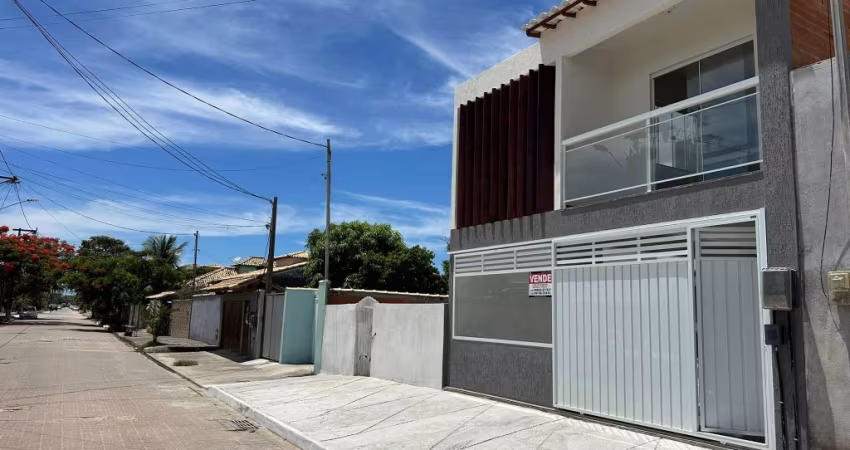 Linda casa duplex em rua totalmente calçada bem no Centro de Unamar - Cabo Frio.