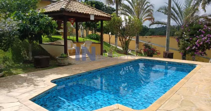 Linda chácara no interior de são paulo, itatiba, 400m2 área construída, área total 900m2, 3 dormitórios, suíte, piscina aquecida, 6 garagens, varanda.